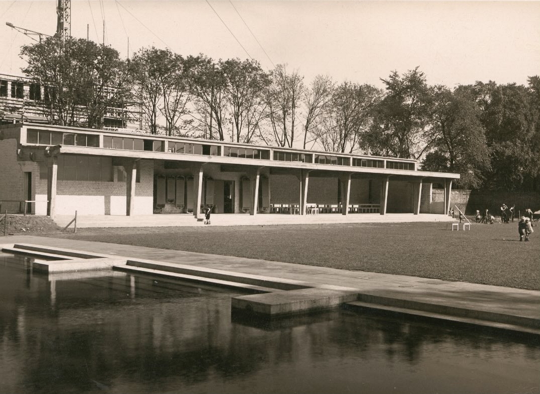 Bild: https://www.deutsches-architektur-forum.de/pics/schmittchen/Adolf-Meyer-Pavillon, Architekt Adolf Meyer, Bild_Bauhaus-Archiv Berlin.jpg